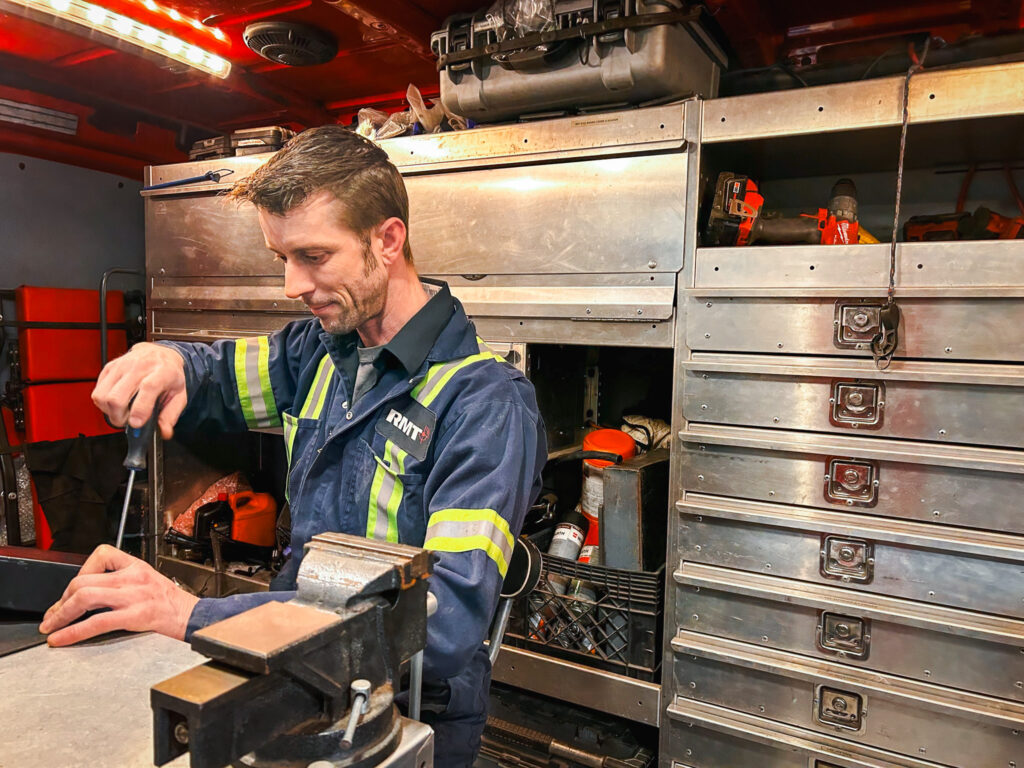Technicien RMT travaillant dans son atelier mobile.