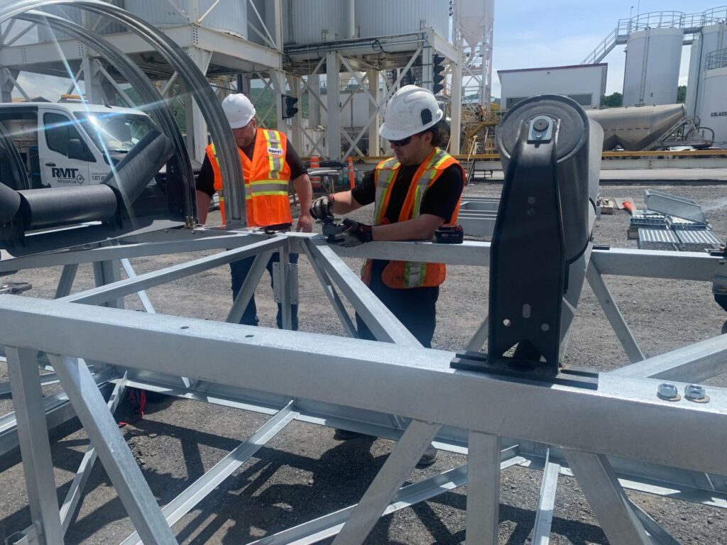 Techniciens RMT installant une balance Scitronics pour convoyeur.